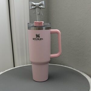 EUC OG Stanley 40oz Petal Pink Tumbler comes with silver bow straw topper